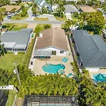 Relax Poolside & Walk Or Bike To The Beach From This Amazing Naples Pool Home!