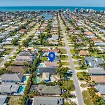 Relax Poolside & Walk Or Bike To The Beach From This Amazing Naples Pool Home!