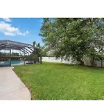 Single House With A Heated Pool In North Naples