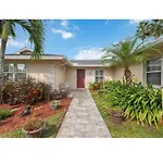 Single House With A Heated Pool In North Naples
