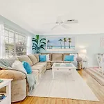 Comfortably Chic Pool Home Retreat