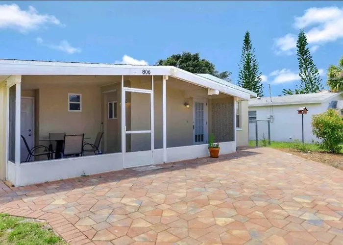 Comfy 3 Bedroom With Parking & Close To Everything