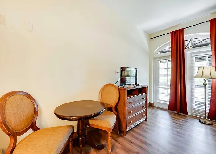 Breezy Naples Studio Condo With Screened Porch!