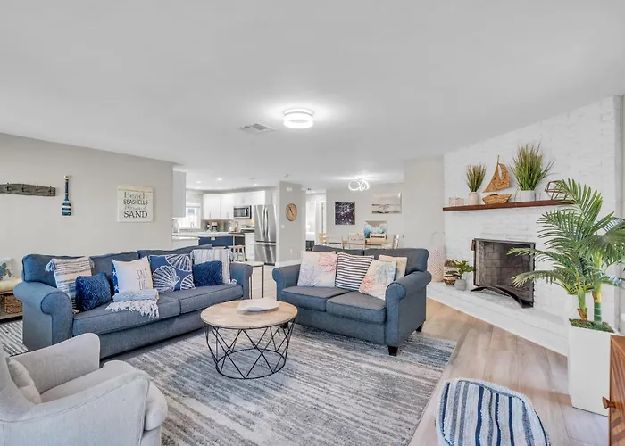 Relax Poolside & Walk Or Bike To The Beach From This Amazing Naples Pool Home!