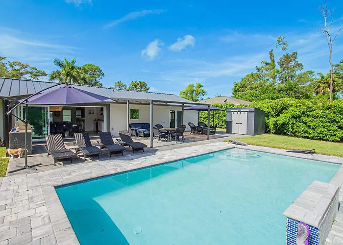 Naples Escape With Furnished Patio And Private Pool!