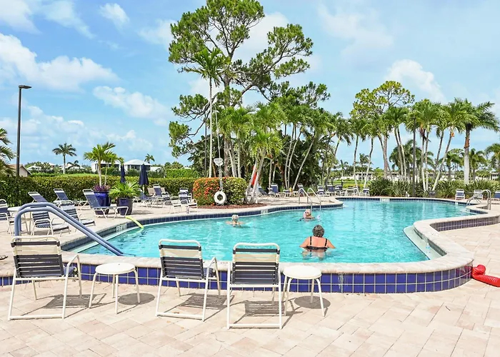 3 Mi To Downtown Naples Country Club Condo!