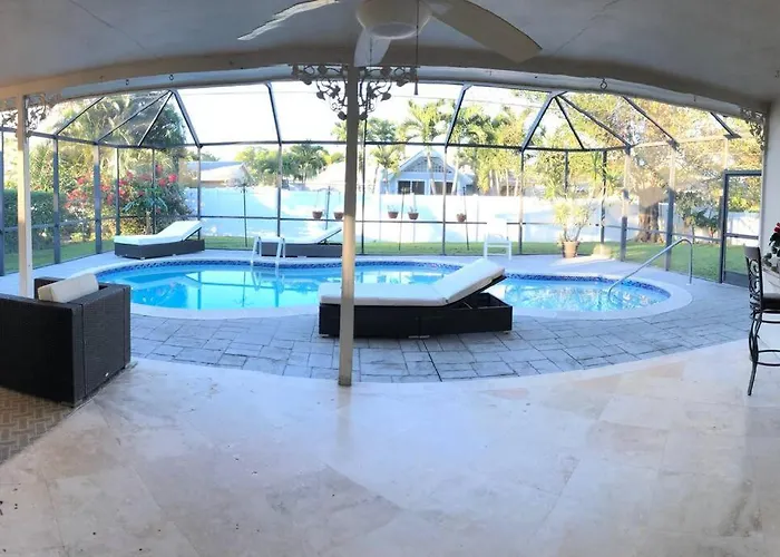 Single House With A Heated Pool In North Naples