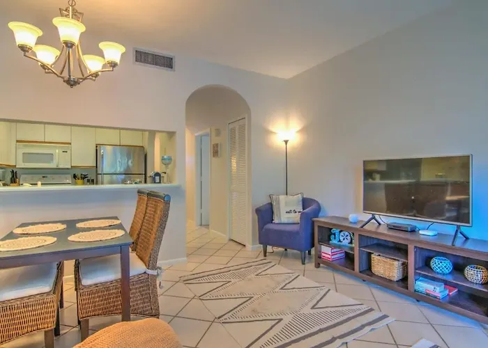 Chic Naples Getaway - Tennis Pool Comfort