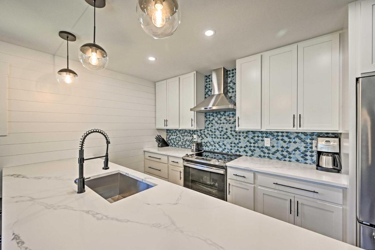With Patio Less Than 1 Mi To Beaches! Holiday home *