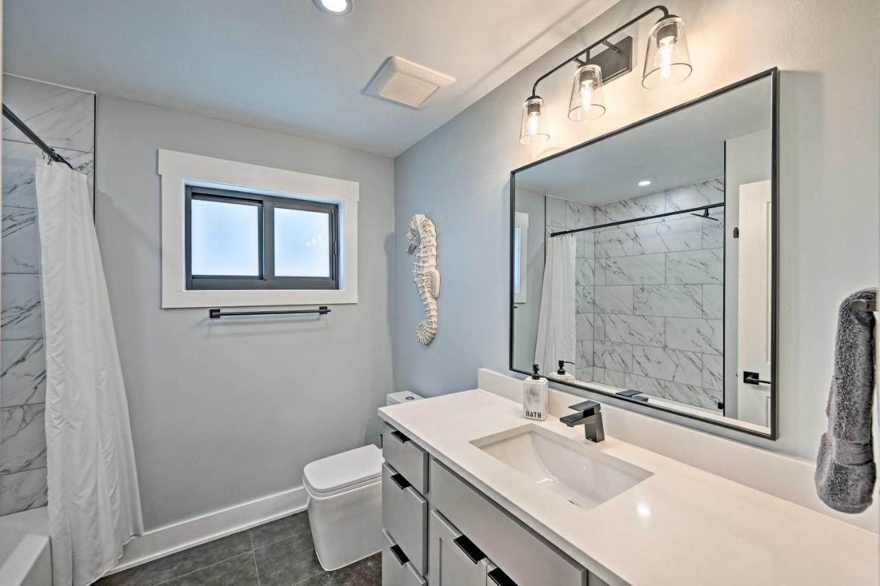 With Patio Less Than 1 Mi To Beaches! Holiday home *