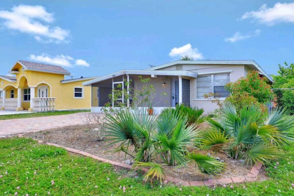 Comfy 3 Bedroom With Parking & Close To Everything *