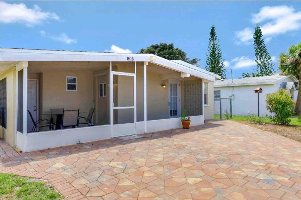 Comfy 3 Bedroom With Parking & Close To Everything