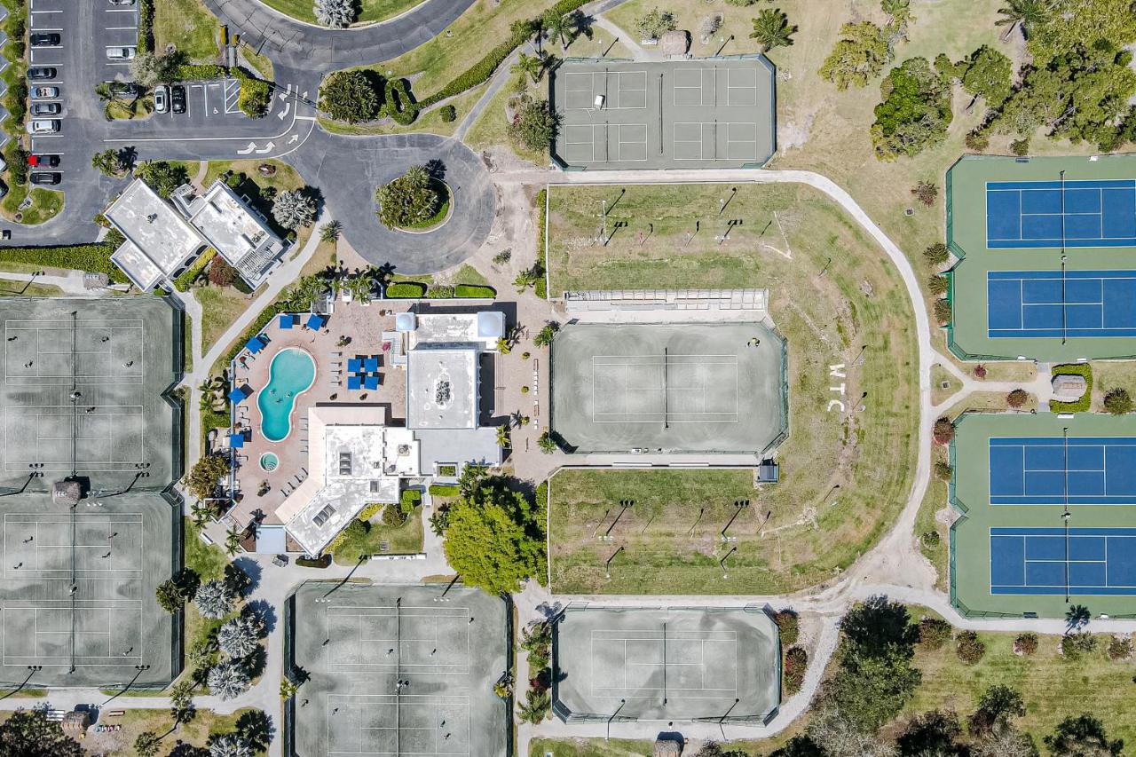 World Tennis Club 725 *