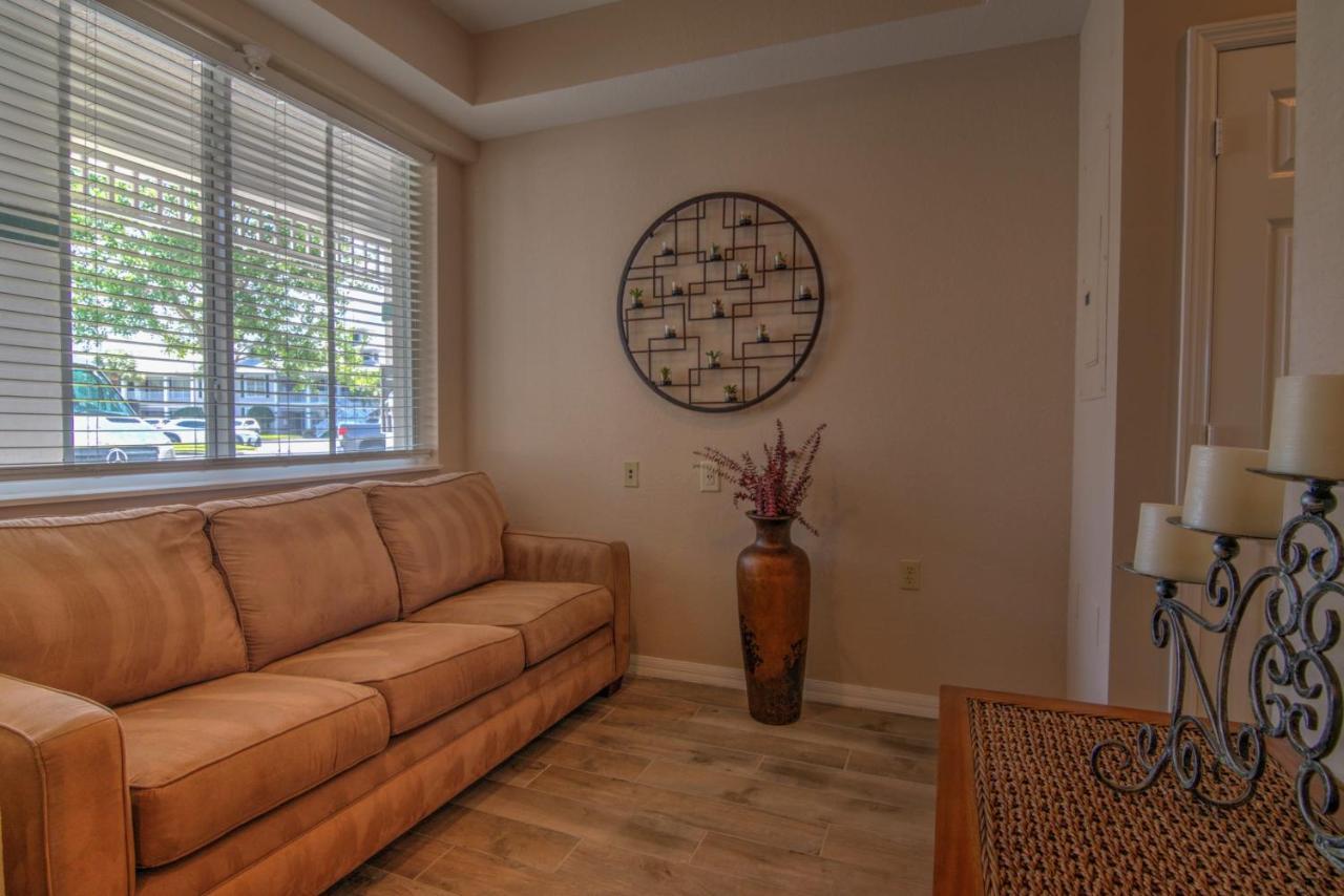 **gorgeous First Floor In Greenlinks Of Lely -relax By The Pool, Golf At 2 Courses Or Enjoy Happy Hour Next Door!** Naples