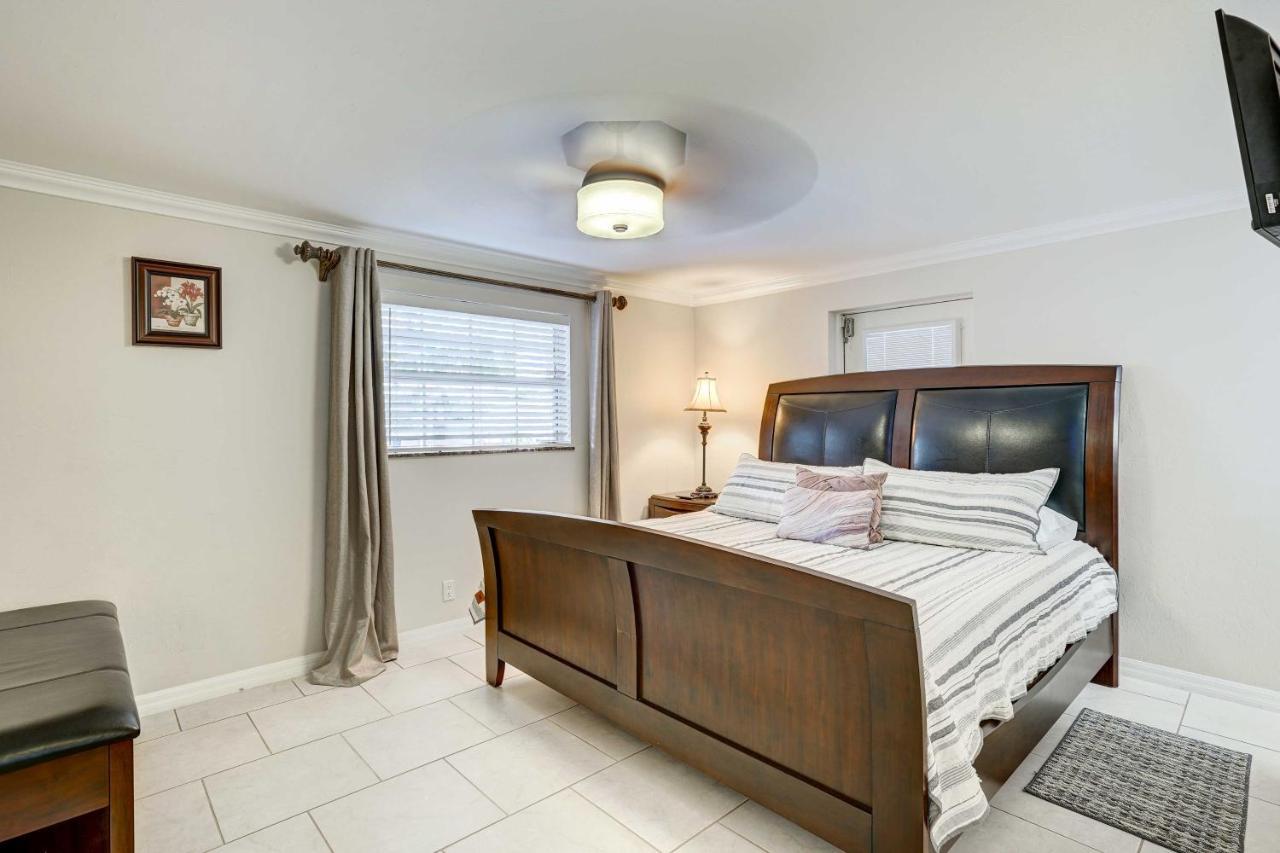 Breezy With Private Outdoor Pool! Naples