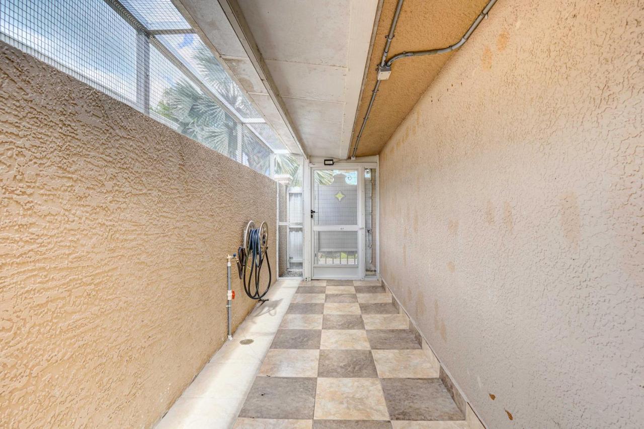 Breezy With Private Outdoor Pool! Holiday home Naples
