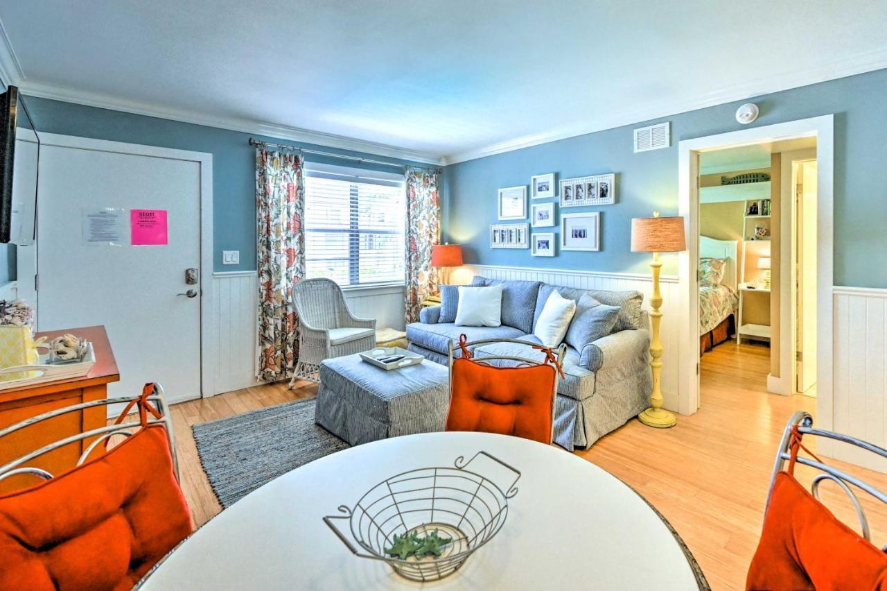 With Pool Access Walk To Shopping And Beach! Naples