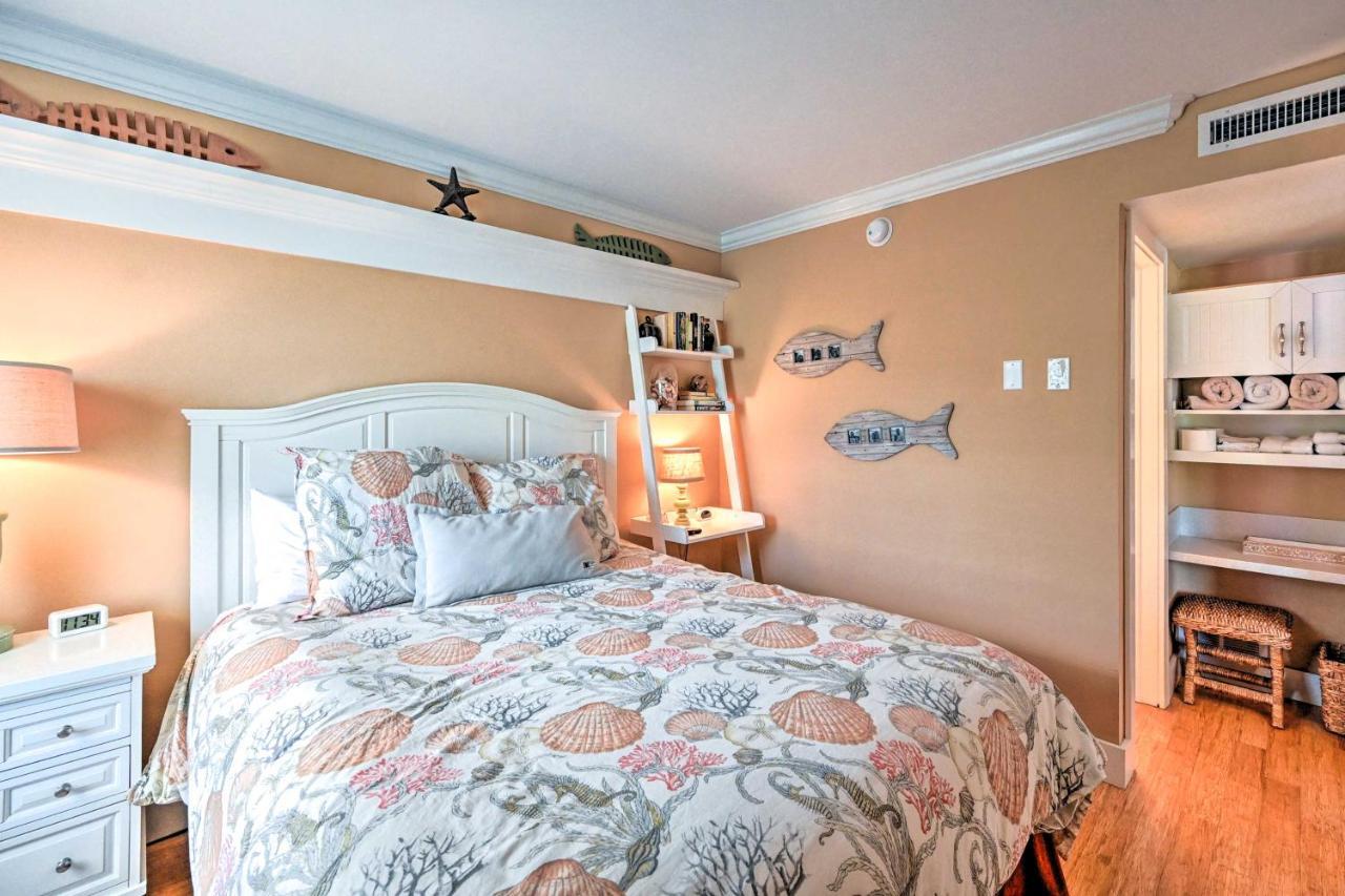 With Pool Access Walk To Shopping And Beach! Apartment