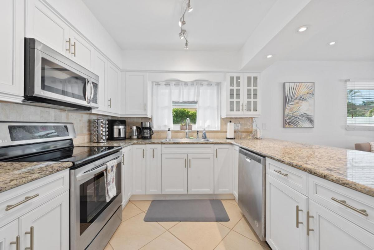 Holiday home Close To Vanderbilt Home! Naples