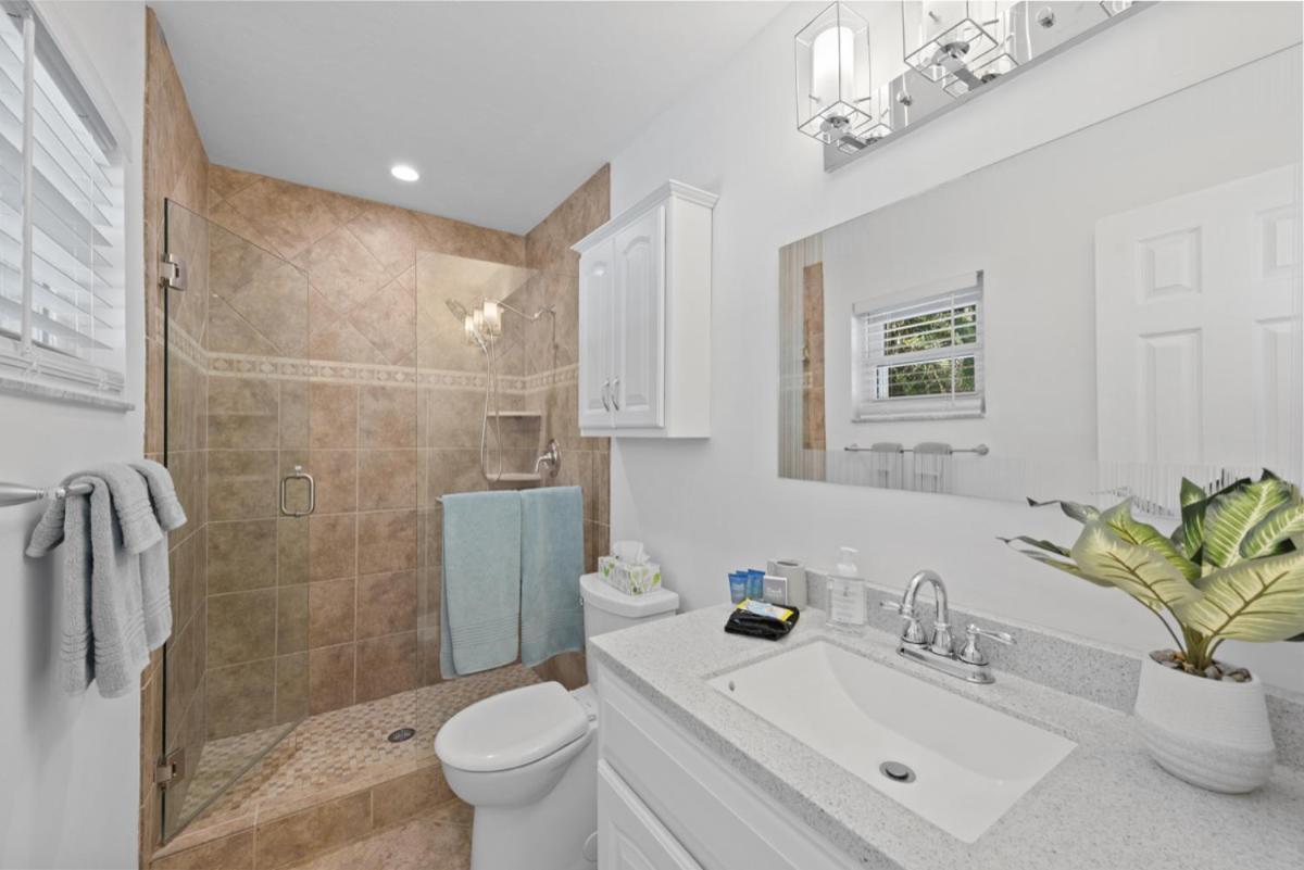 Close To Vanderbilt Home! Holiday home *