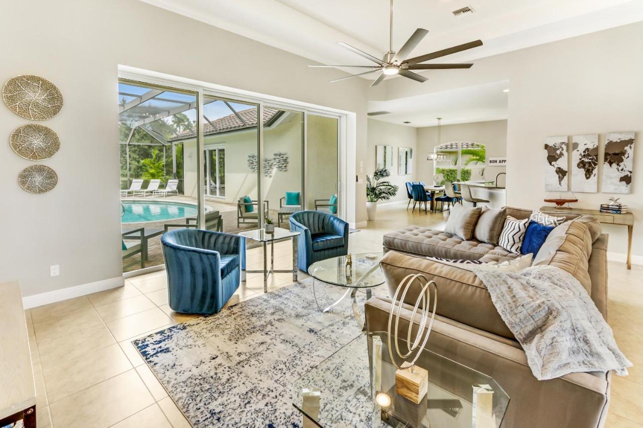 Modern W Screened Pool, Hot Tub, & Comm Amenities! Holiday home Naples
