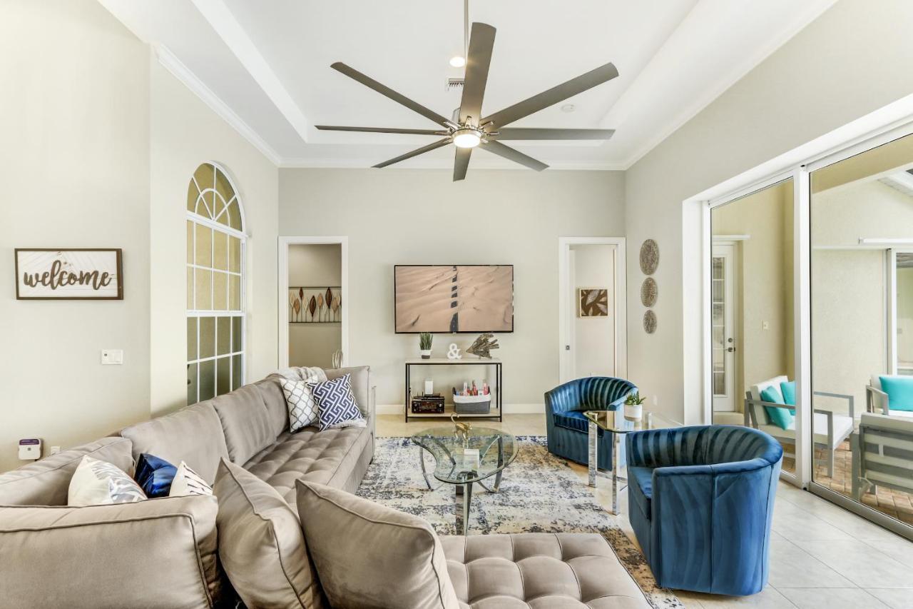 Modern W Screened Pool, Hot Tub, & Comm Amenities! Holiday home