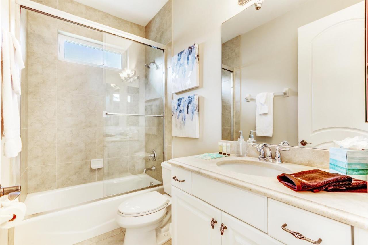 Modern W Screened Pool, Hot Tub, & Comm Amenities!