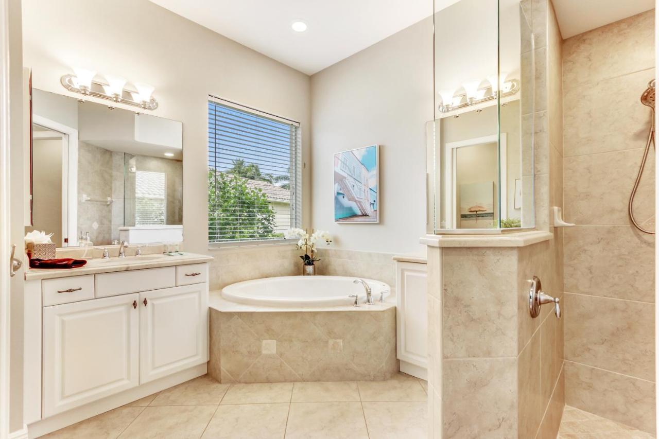 Modern W Screened Pool, Hot Tub, & Comm Amenities! Holiday home Naples