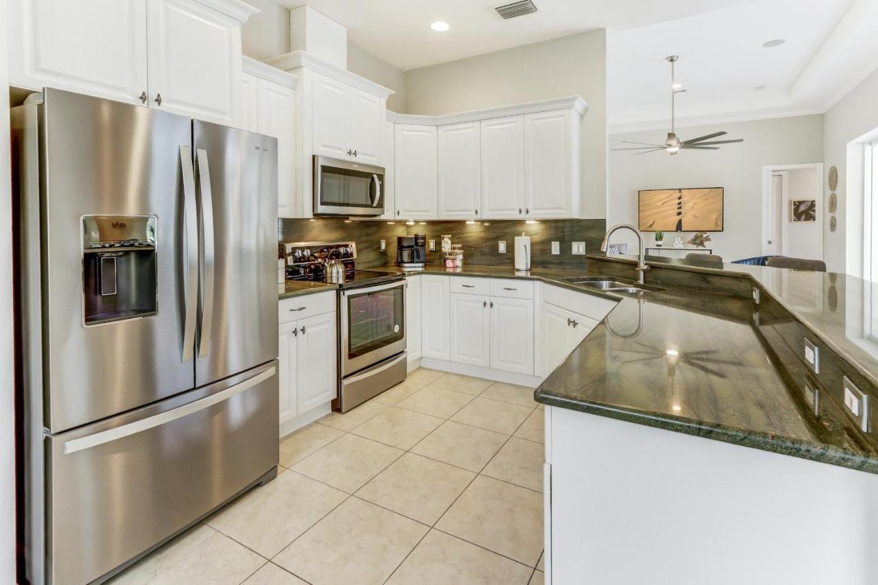 Holiday home Modern W Screened Pool, Hot Tub, & Comm Amenities! *