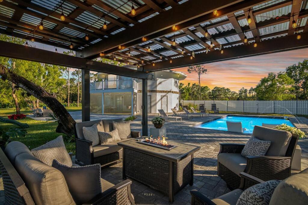 Round Beach House W Pool Naples