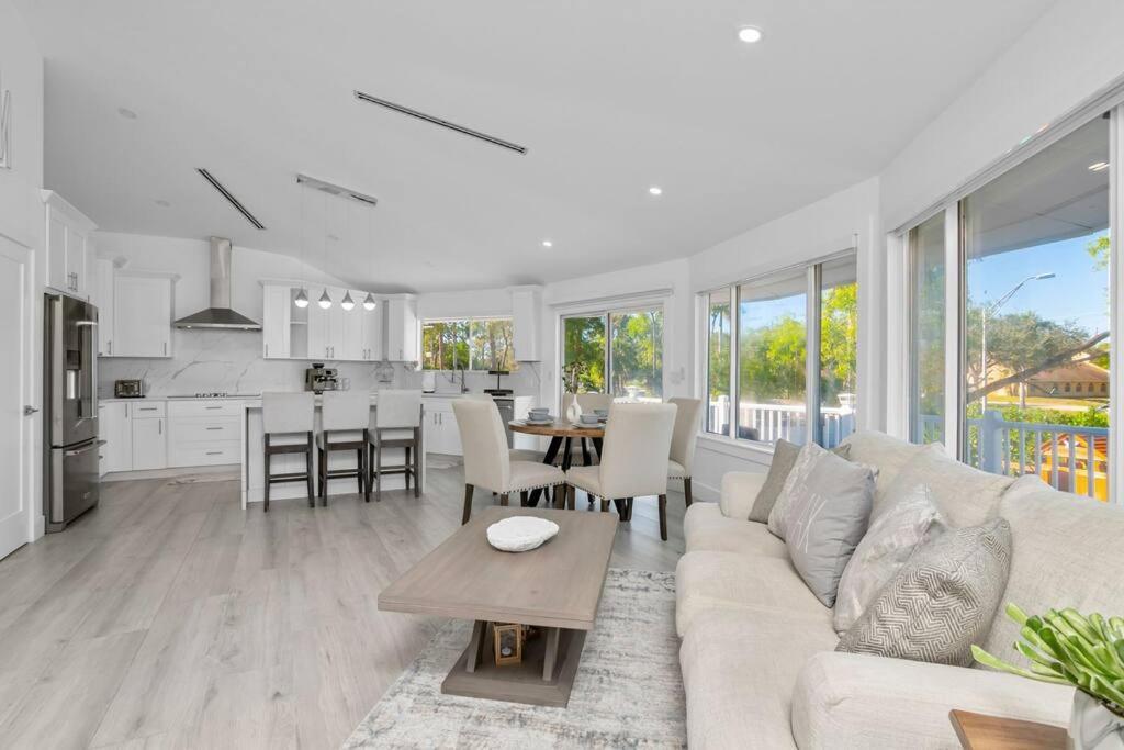 Round Beach House W Pool Naples