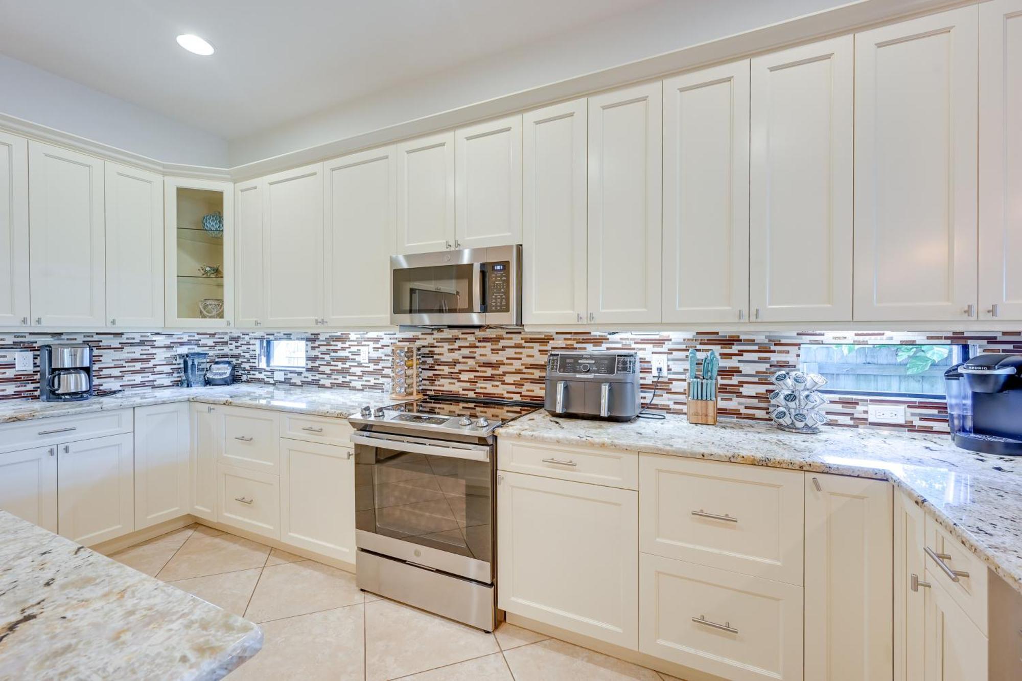 Chic Retreat With Private Heated Pool And Lanai Holiday home *