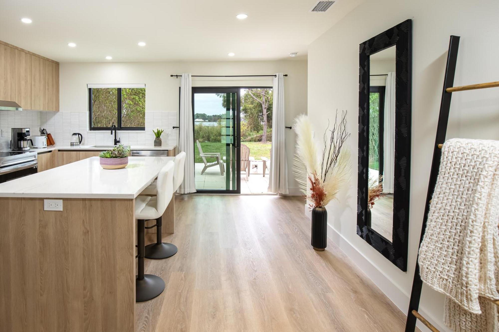 Black Vanilla - Stylish Symphony 3miles Downtown Apartment