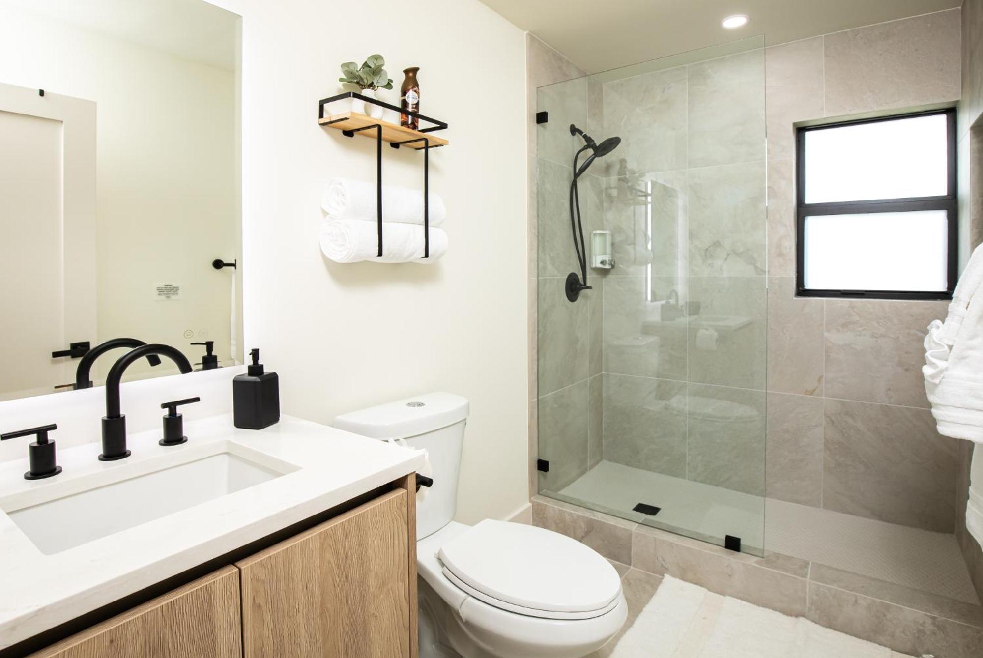 Black Vanilla - Stylish Symphony 3miles Downtown Apartment *