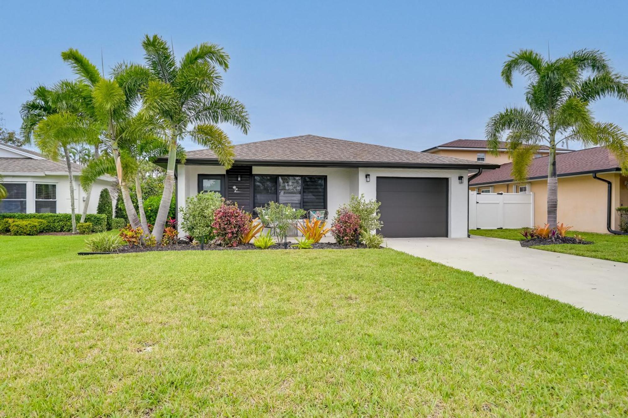 With Patio Less Than 1 Mi To Beaches! *