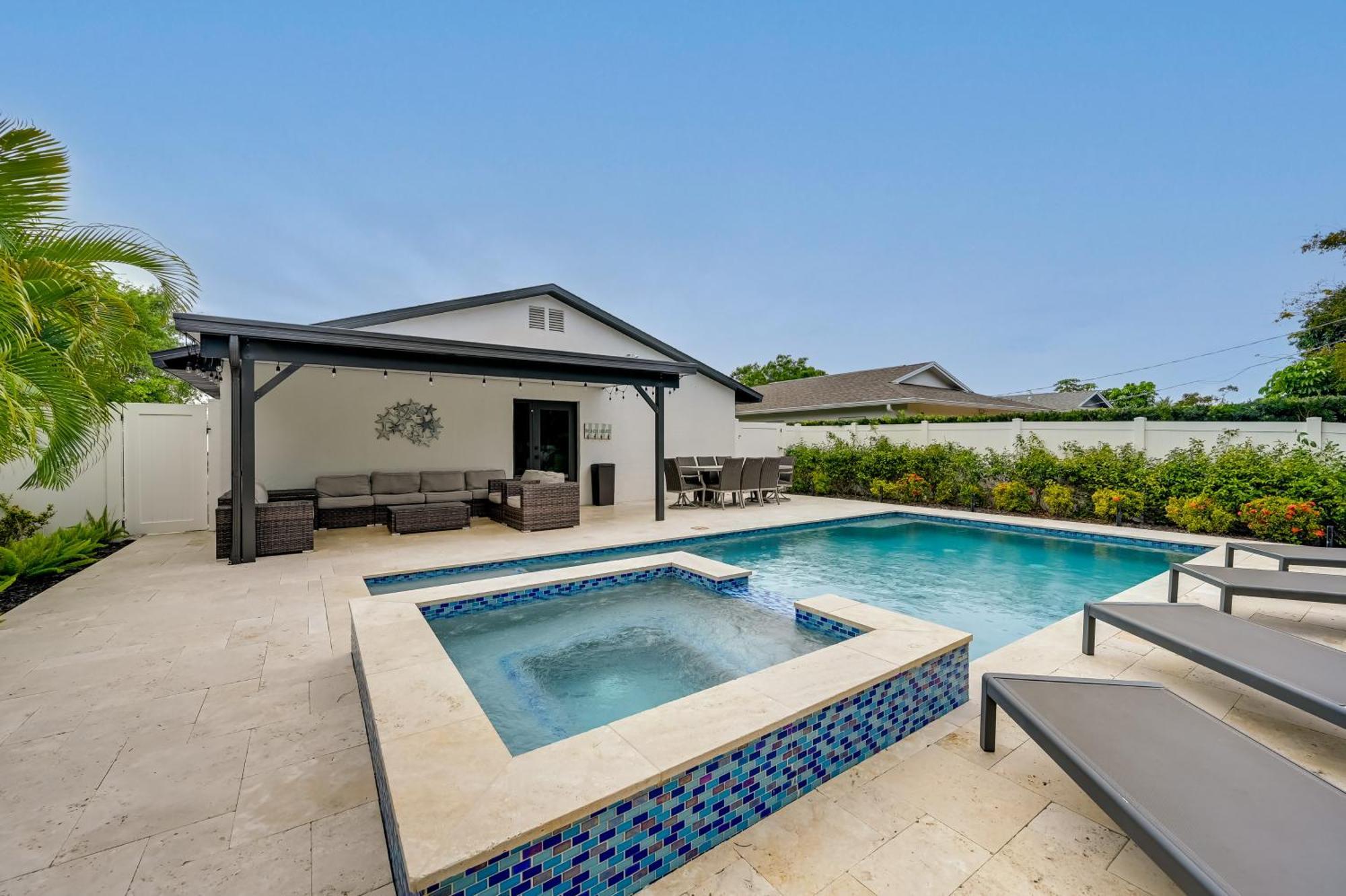 Holiday home With Patio Less Than 1 Mi To Beaches!