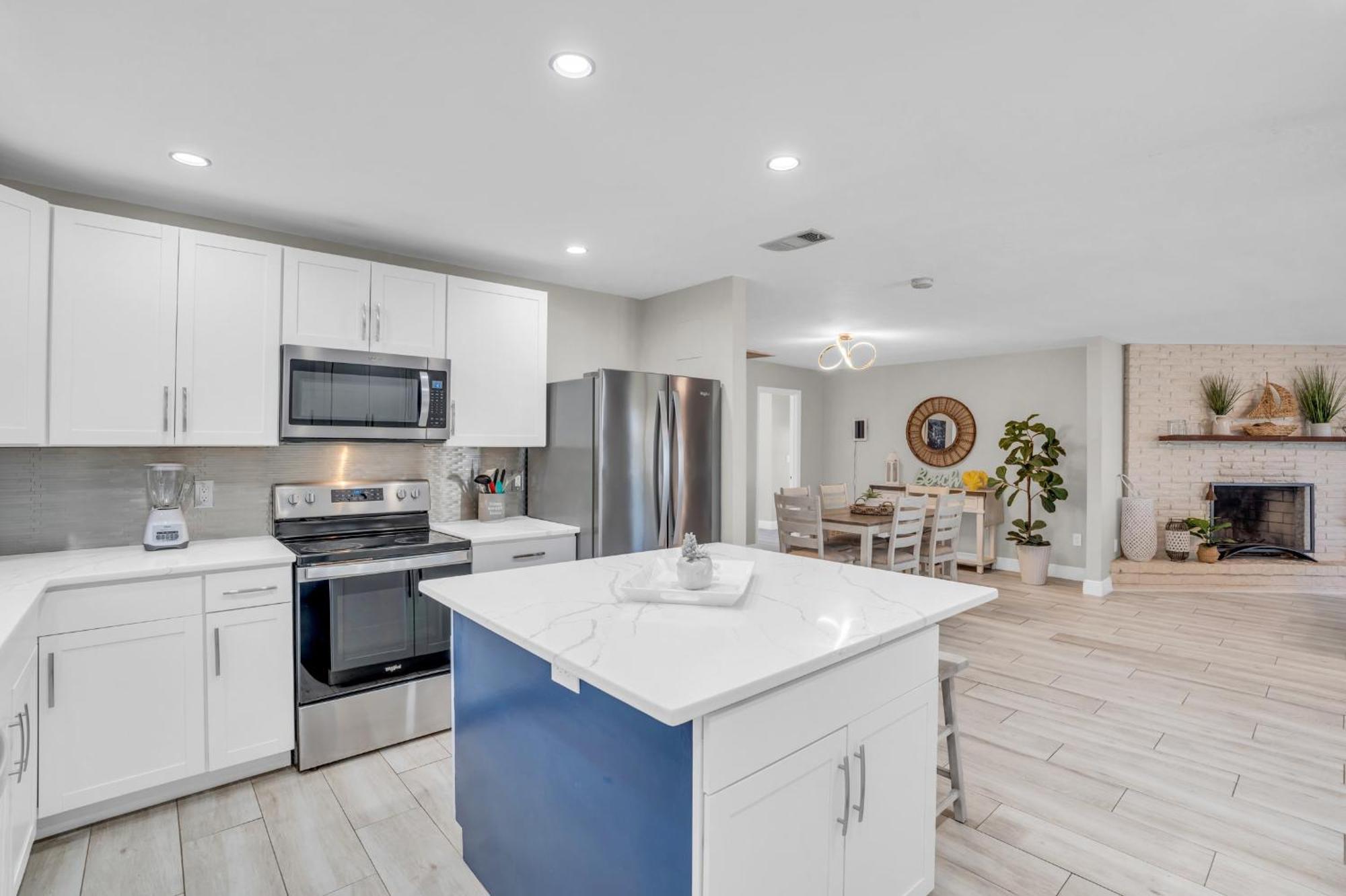 Relax Poolside & Walk Or Bike To The From Amazing Pool Home! *
