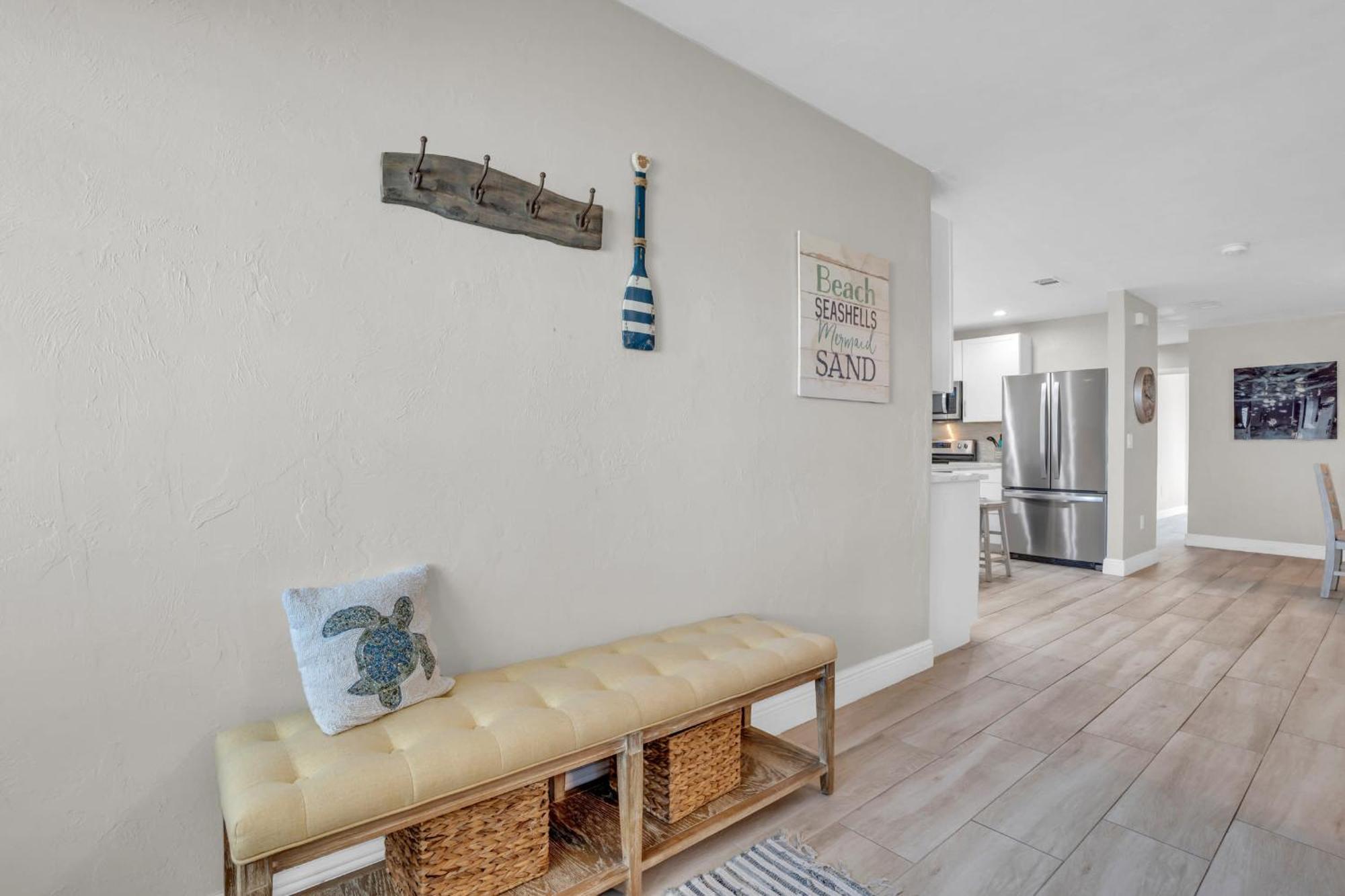 Relax Poolside & Walk Or Bike To The From Amazing Pool Home!