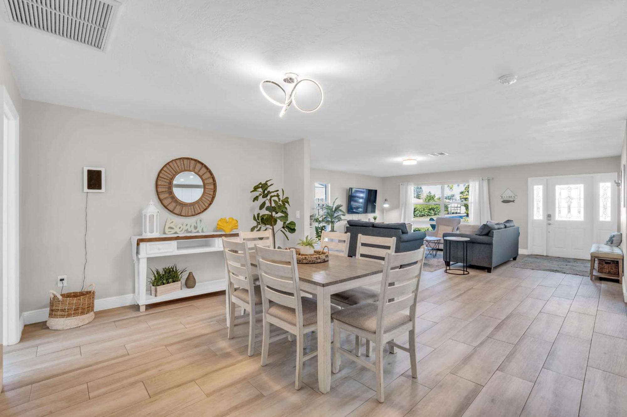 Holiday home Relax Poolside & Walk Or Bike To The From Amazing Pool Home!
