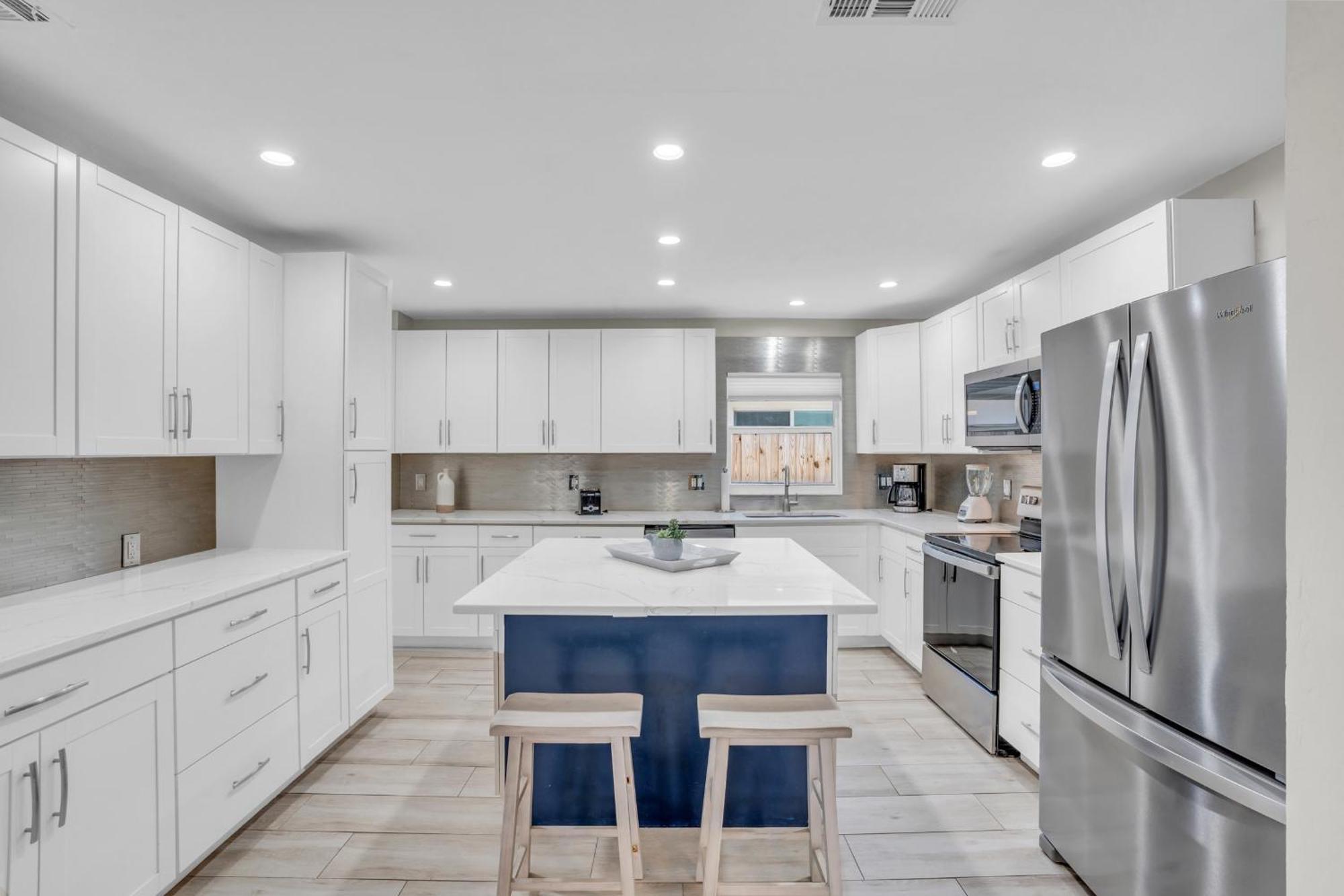 Relax Poolside & Walk Or Bike To The From Amazing Pool Home! Naples
