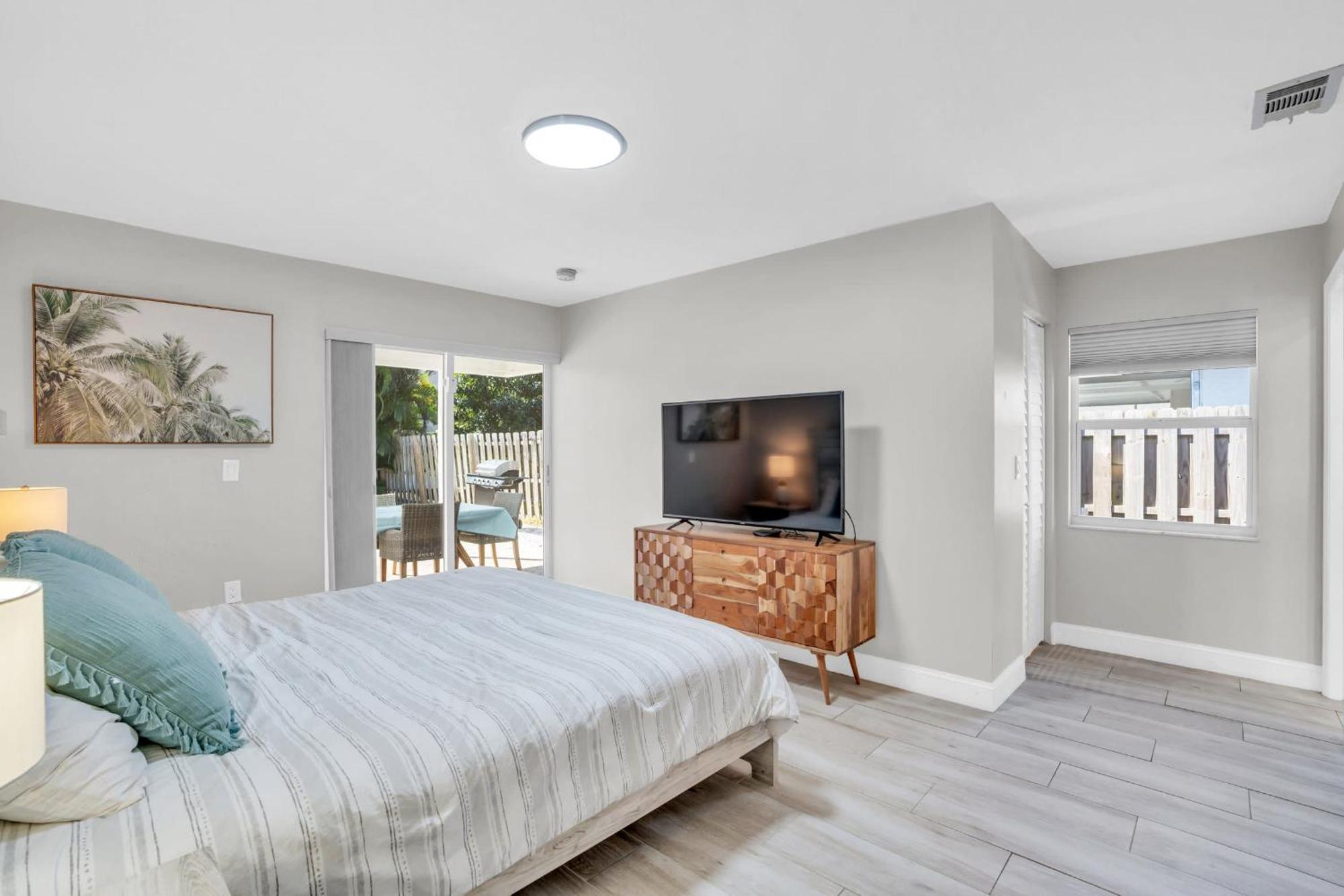 Relax Poolside & Walk Or Bike To The From Amazing Pool Home! Holiday home *