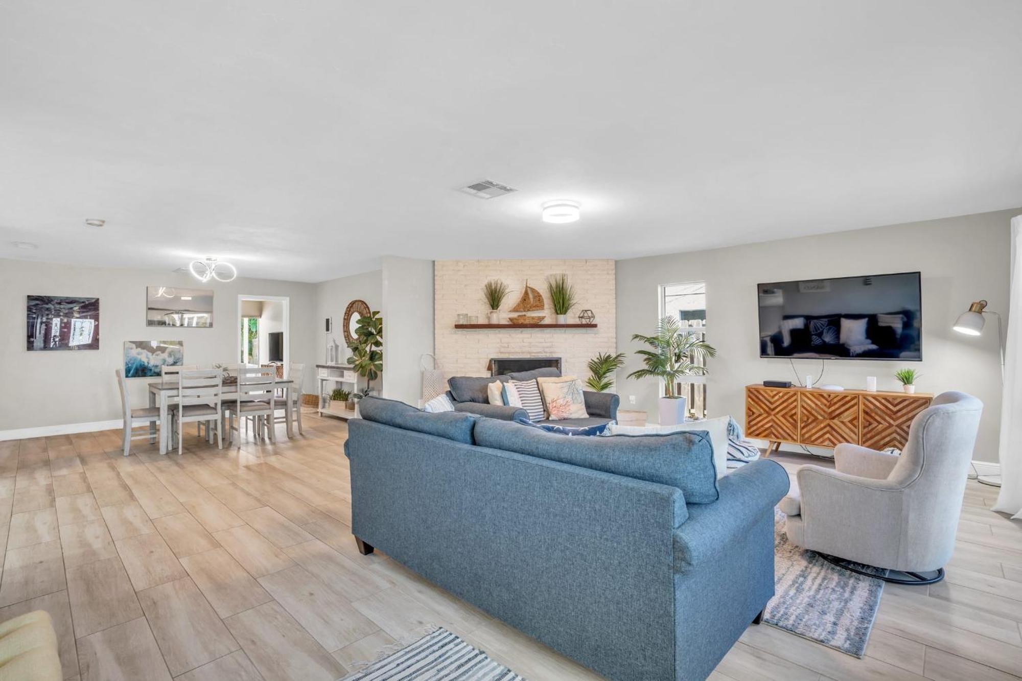 Relax Poolside & Walk Or Bike To The From Amazing Pool Home!