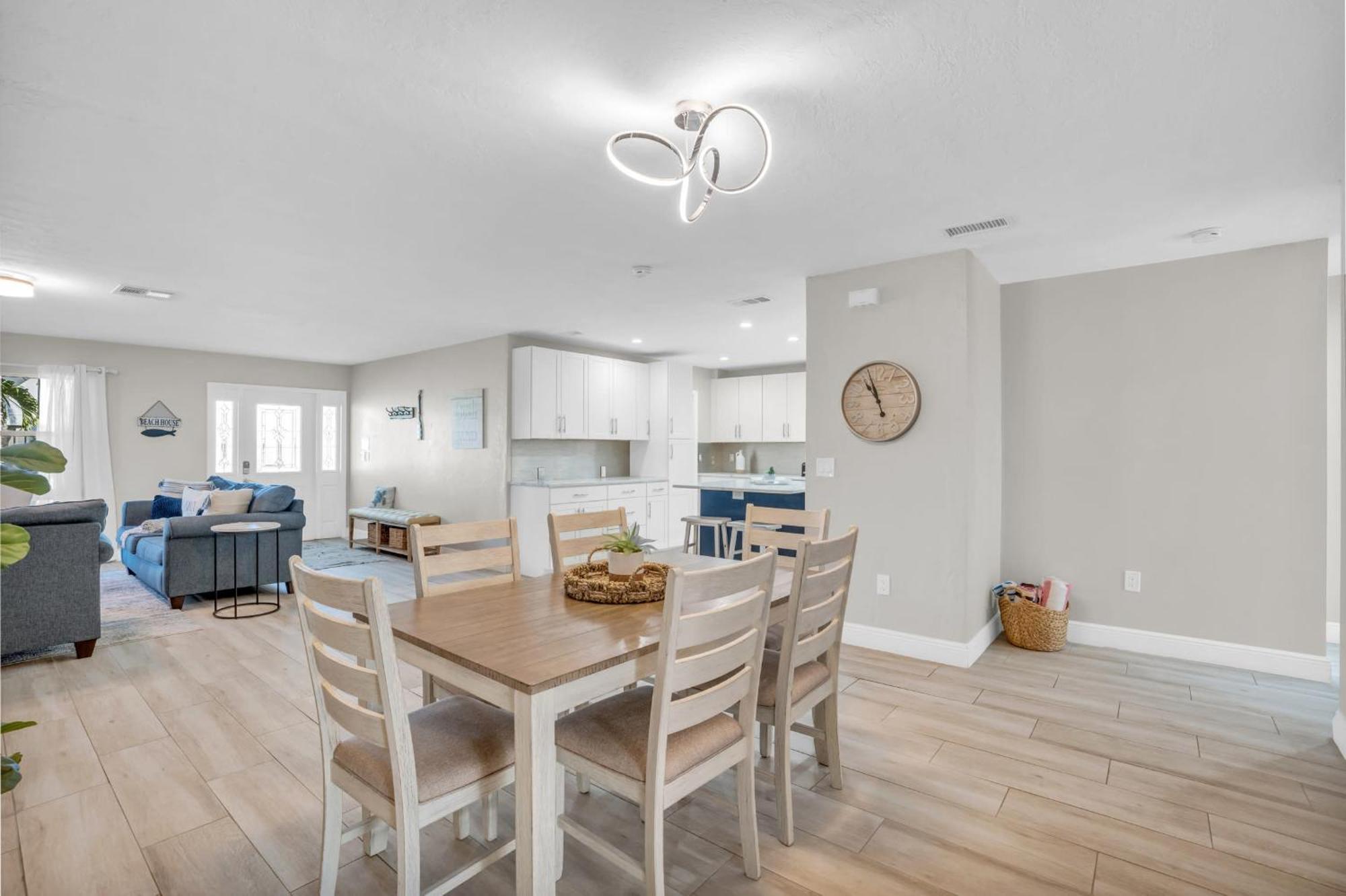 Relax Poolside & Walk Or Bike To The From Amazing Pool Home! Naples