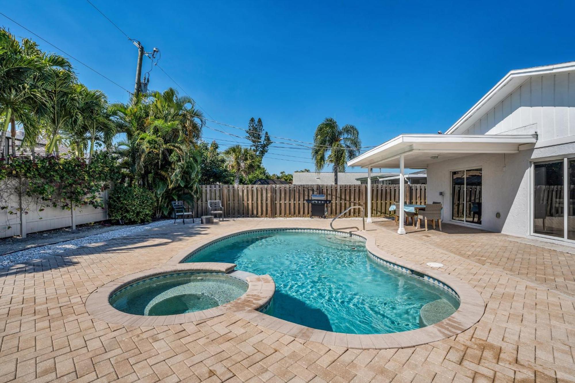 Holiday home Relax Poolside & Walk Or Bike To The From Amazing Pool Home! Naples
