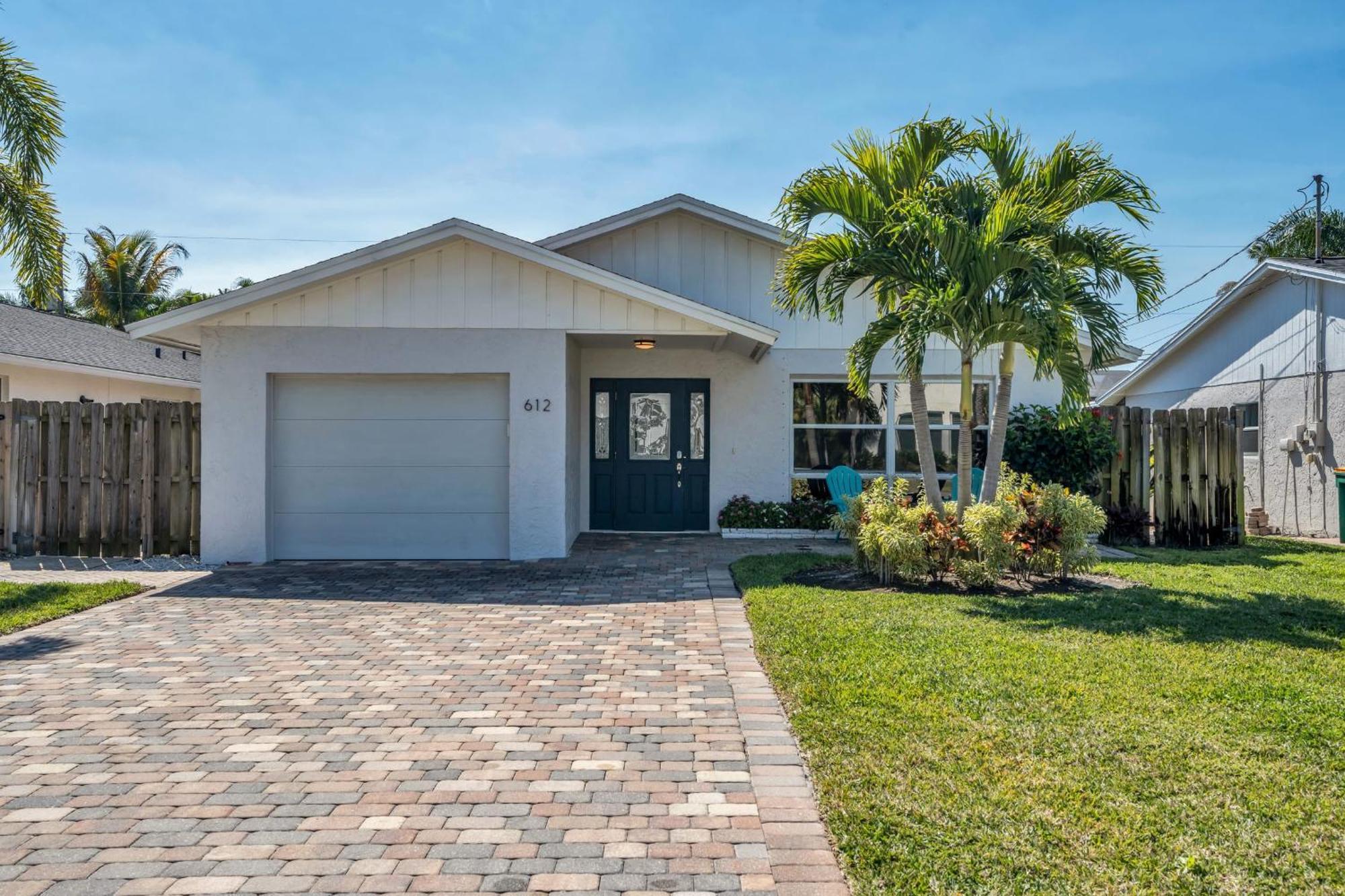 Holiday home Relax Poolside & Walk Or Bike To The From Amazing Pool Home!