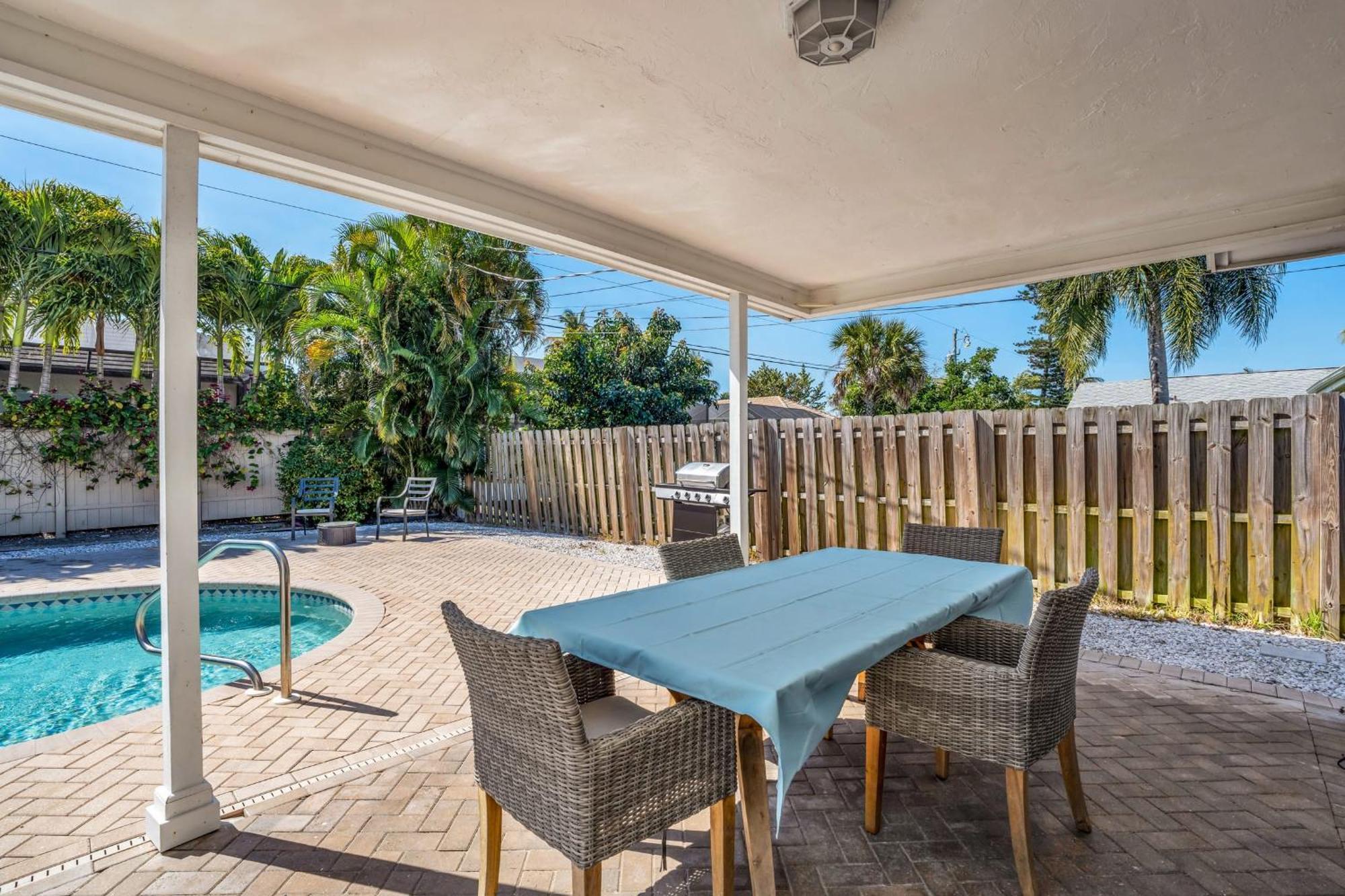 Holiday home Relax Poolside & Walk Or Bike To The From Amazing Pool Home! *
