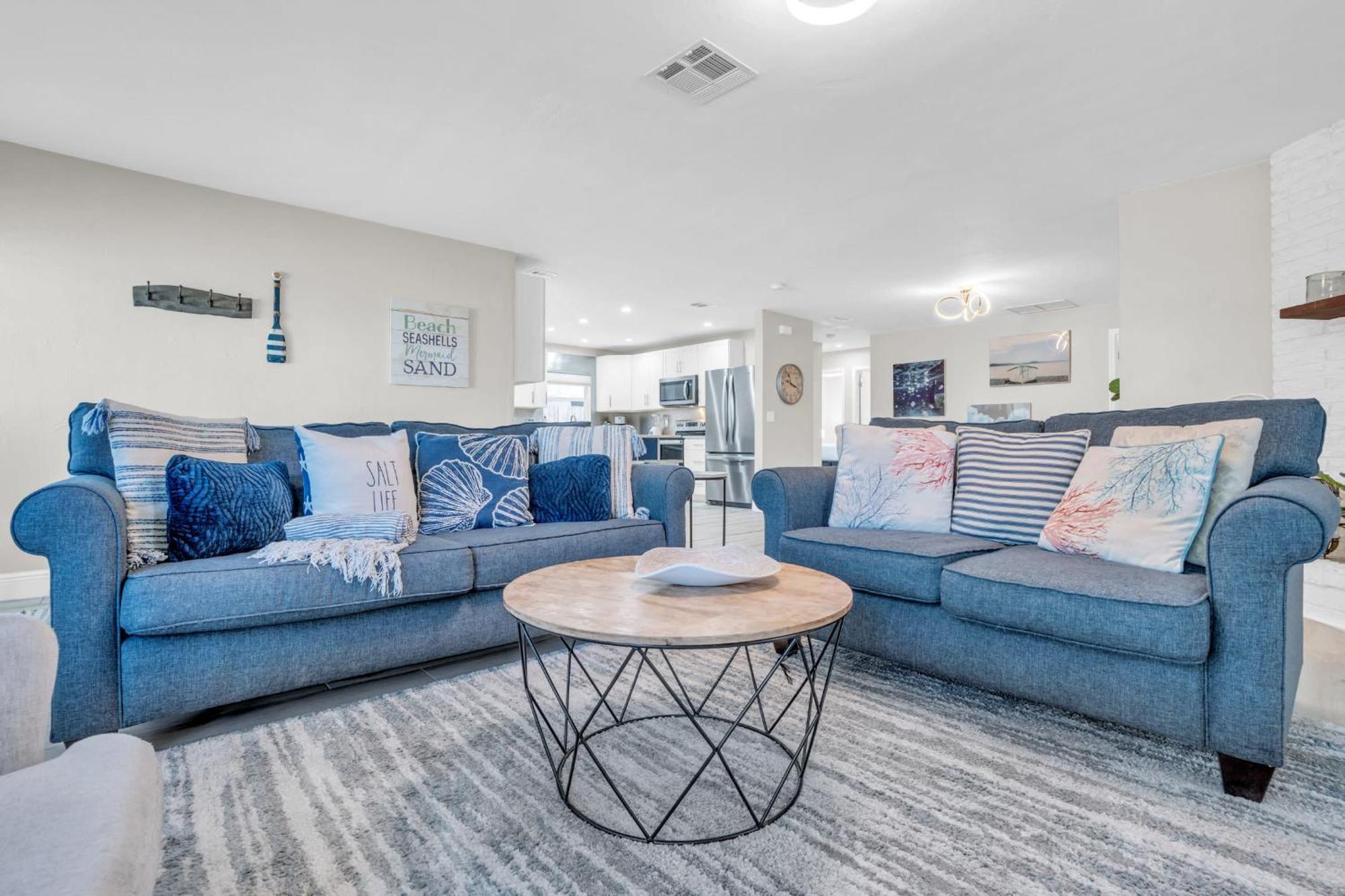 Relax Poolside & Walk Or Bike To The From Amazing Pool Home! Holiday home *