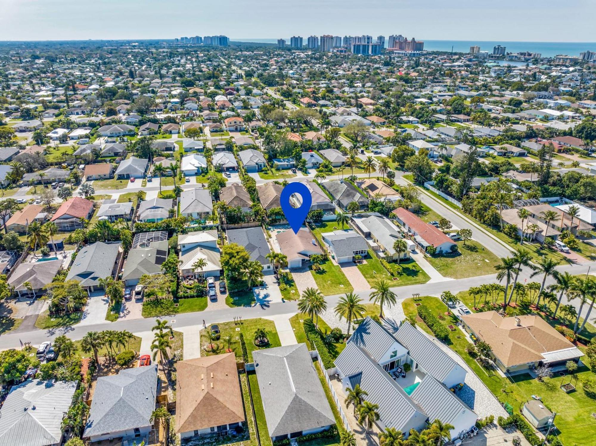 Relax Poolside & Walk Or Bike To The From Amazing Pool Home! *