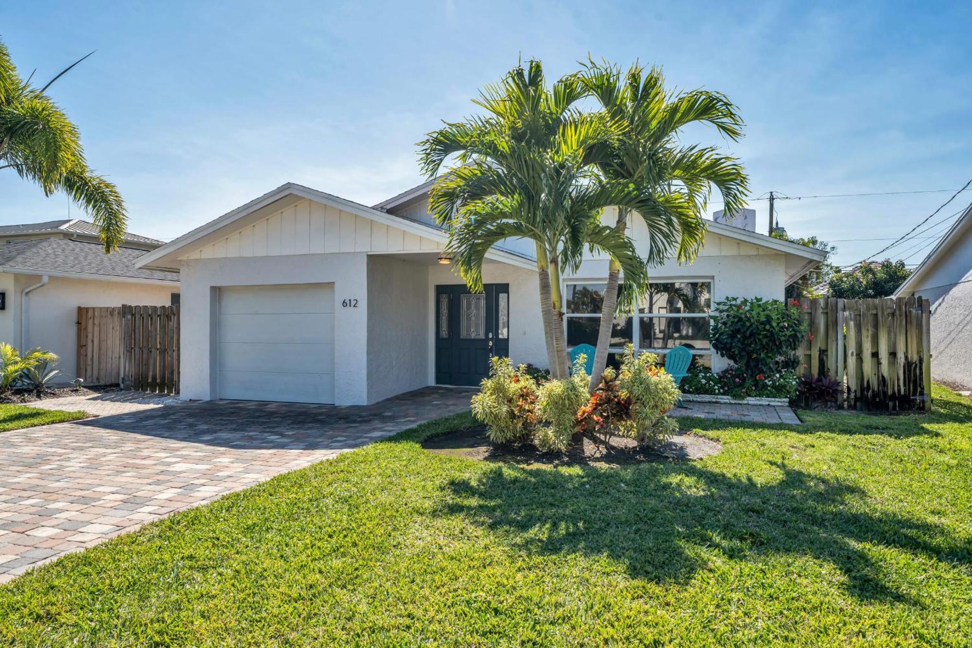 Holiday home Relax Poolside & Walk Or Bike To The From Amazing Pool Home! Naples