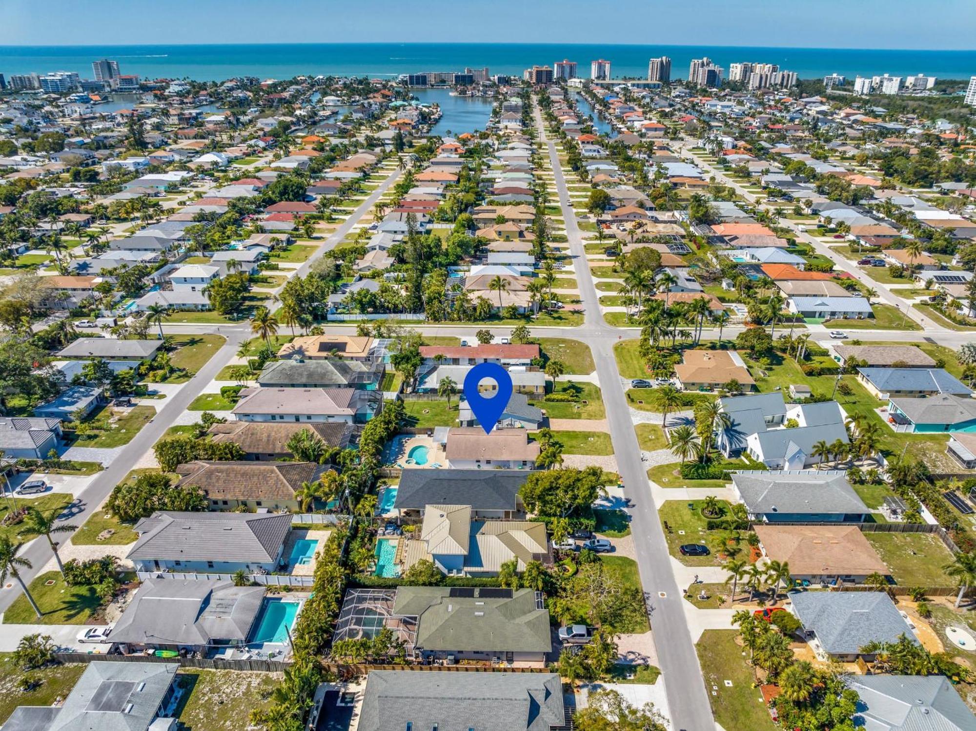 Relax Poolside & Walk Or Bike To The From Amazing Pool Home! Naples